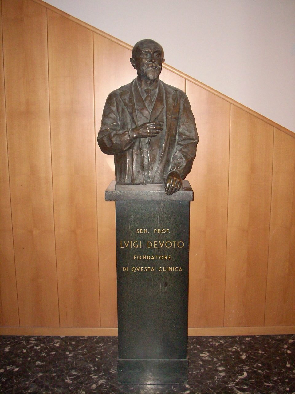 Luigi%20Devoto%27s%20bust%2C%20Milan%20-%2003.jpg